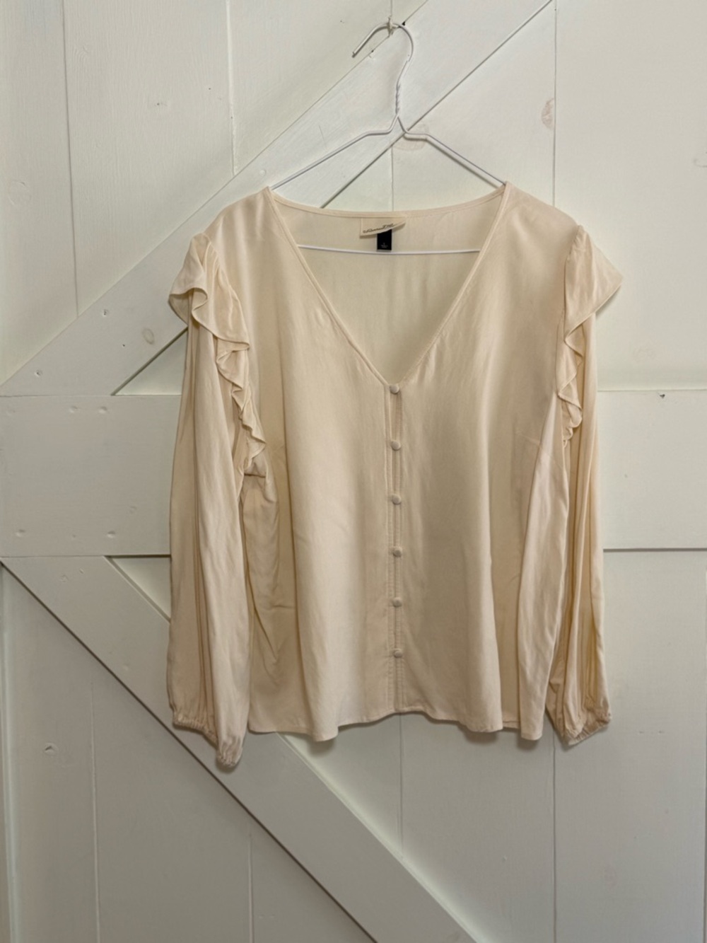 Universal Thread Cream Ruffle V Neck Button Front Blouse Size L
